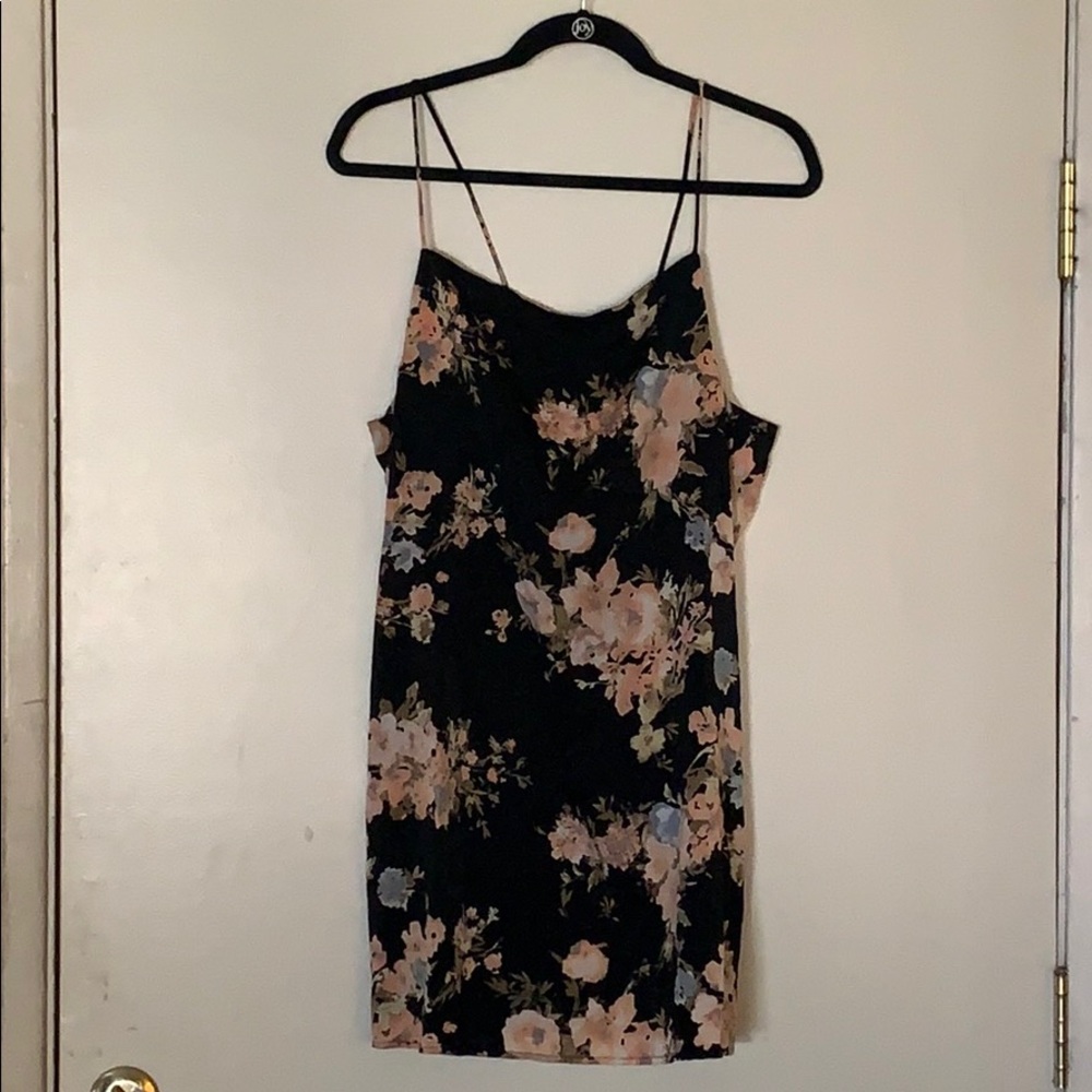 Lulus black floral dress XL *** with pockets***